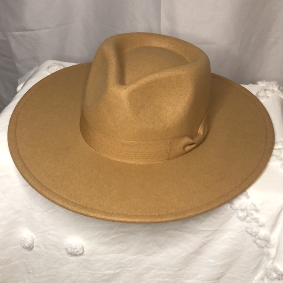 Tan colored wide brim fedora. Vegan Felt. 100% polyester. - Picture 3 of 12